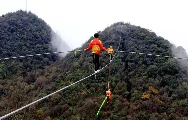 "空中飞人"惊艳亮相九皇山,惊险刺激又好玩