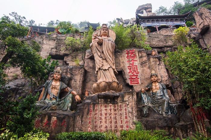 五大景区则包括客天下广场,客家小镇,千亩杜鹃园,郊野森林公园,圣山湖