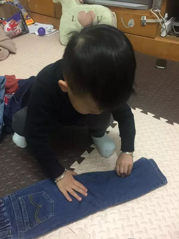 准备二:家长在家指导幼儿折衣服裤子的方法,并进行巩固练习.