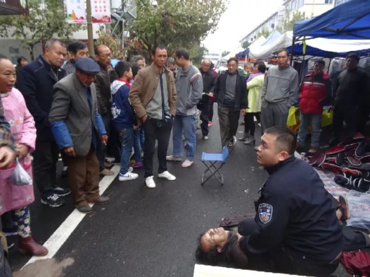 面对呼吸心跳骤停的老人90后仙居民警毫不犹豫俯下身去