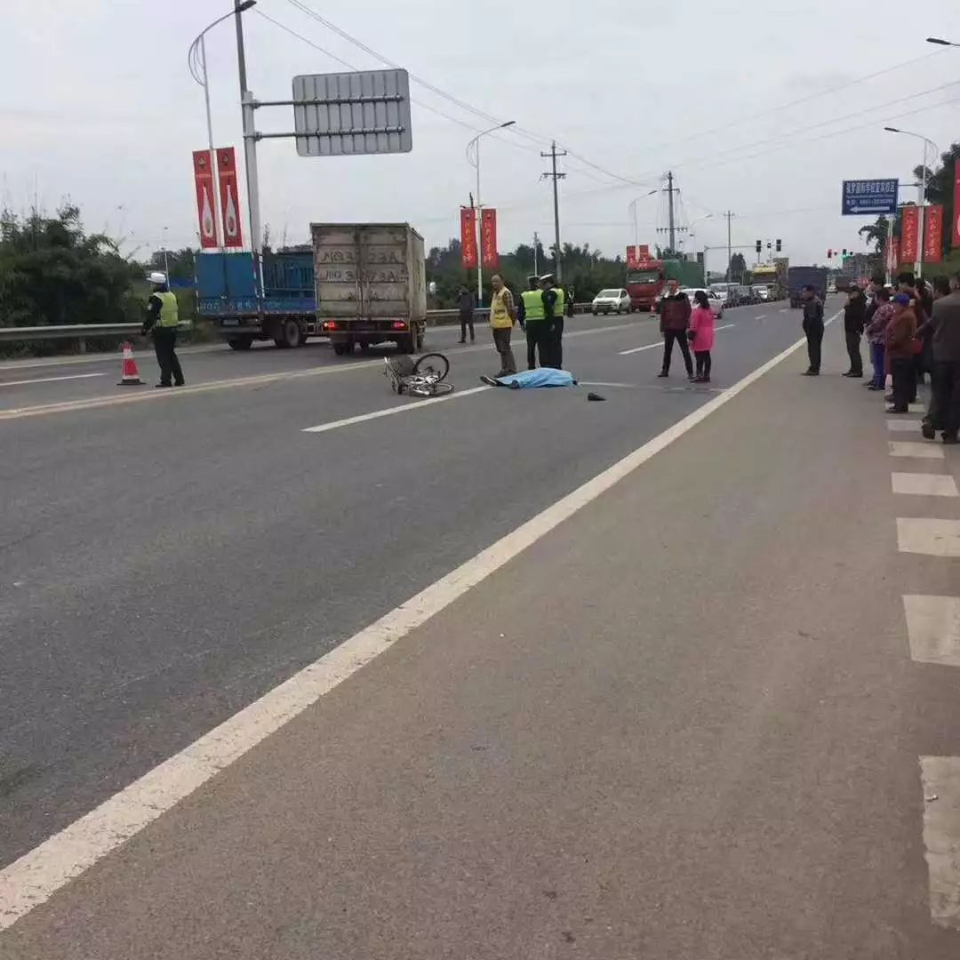 惨!宜宾发生一起车祸,60岁老人当场死亡,满地是血!