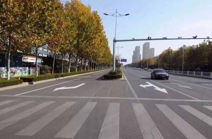 在原有的右转弯车道上增加了直行标志,同时辅道允许右转通行