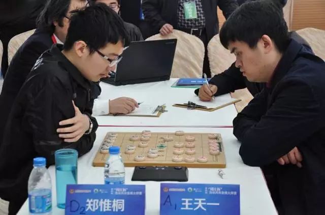 中国象棋界的巅峰之战正在进行 一位青年与中国象棋 特级大师王天一