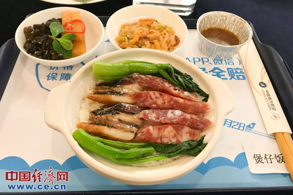 航空餐整个原料采购,生产,配送过程的卫生管控非常严格,并且是全程