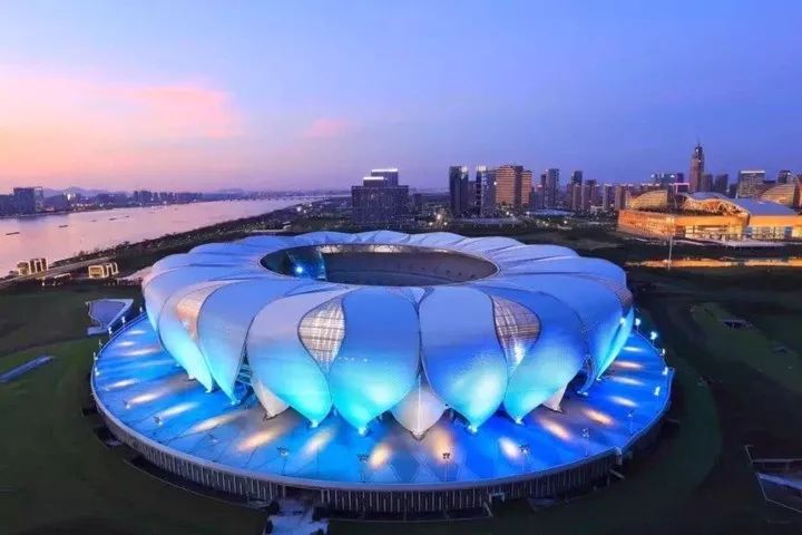 旅游君独爱夜杭州~ 杭州奥体中心包括一个8万人主体育场,一座1万8千人