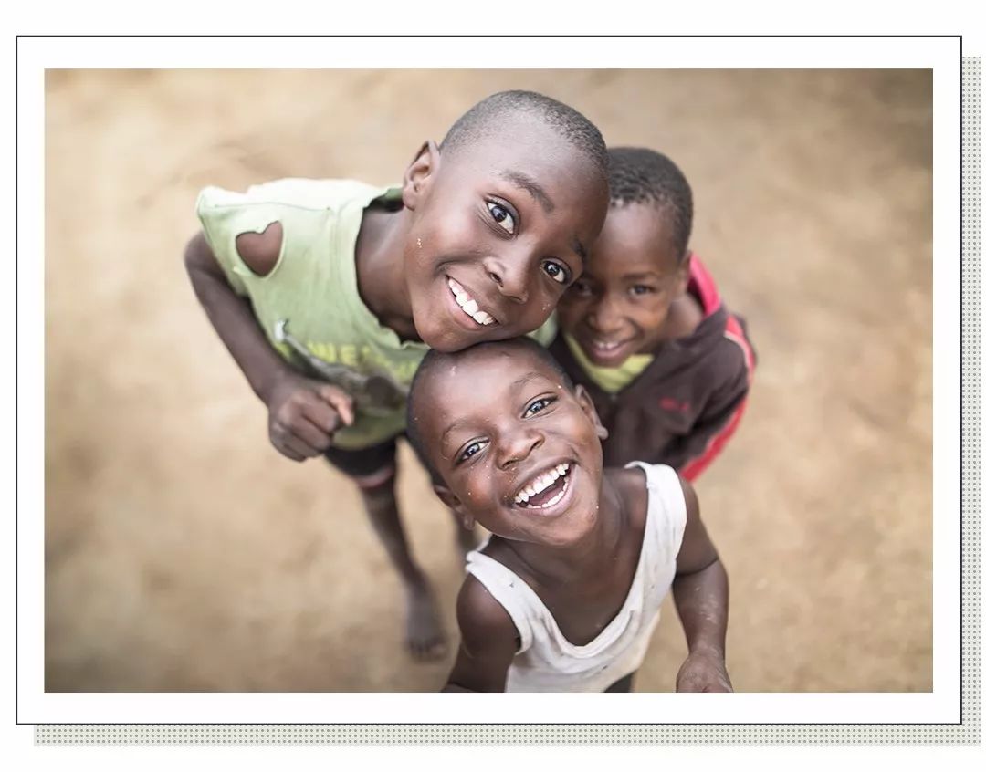 津巴布韦哈拉雷,居住在村庄里的儿童开心大笑.