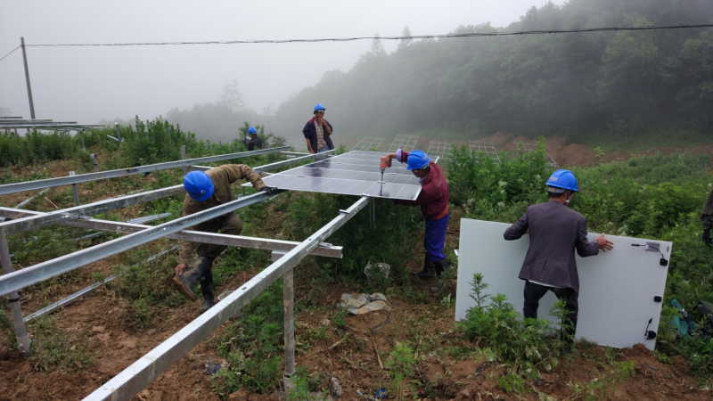 瑞元"行走的双玻"行至重庆黔江 100mw山地光伏电站年均发电1亿度