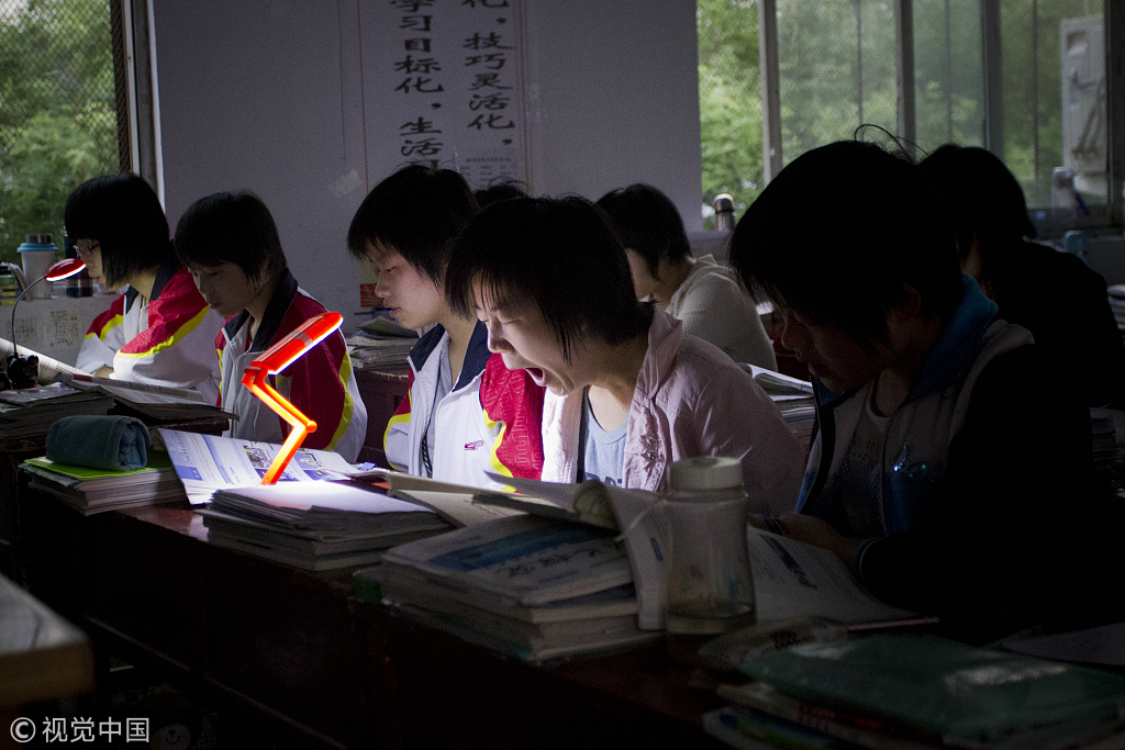 成都一高校要求大二学生早自习引争议,校方:为了培养习惯