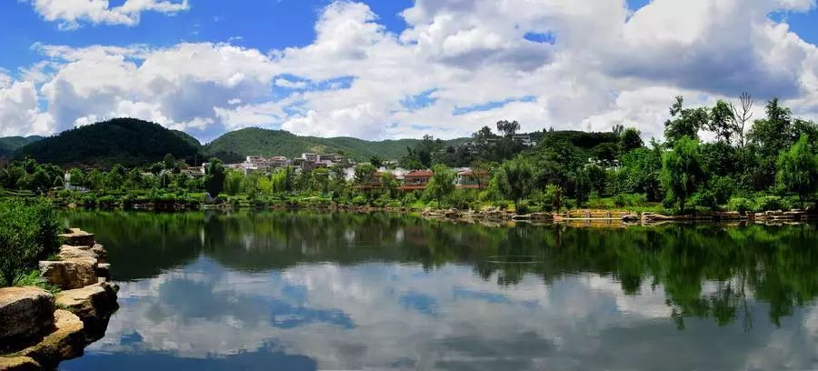 易门县地处云南中西部,玉溪市西北,东与安宁市,晋宁区相接,南连峨山