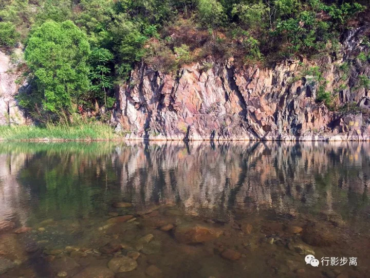 如果不仔细看,还真不容易发现,河东岸山石下,有一股清水在涔涔流动