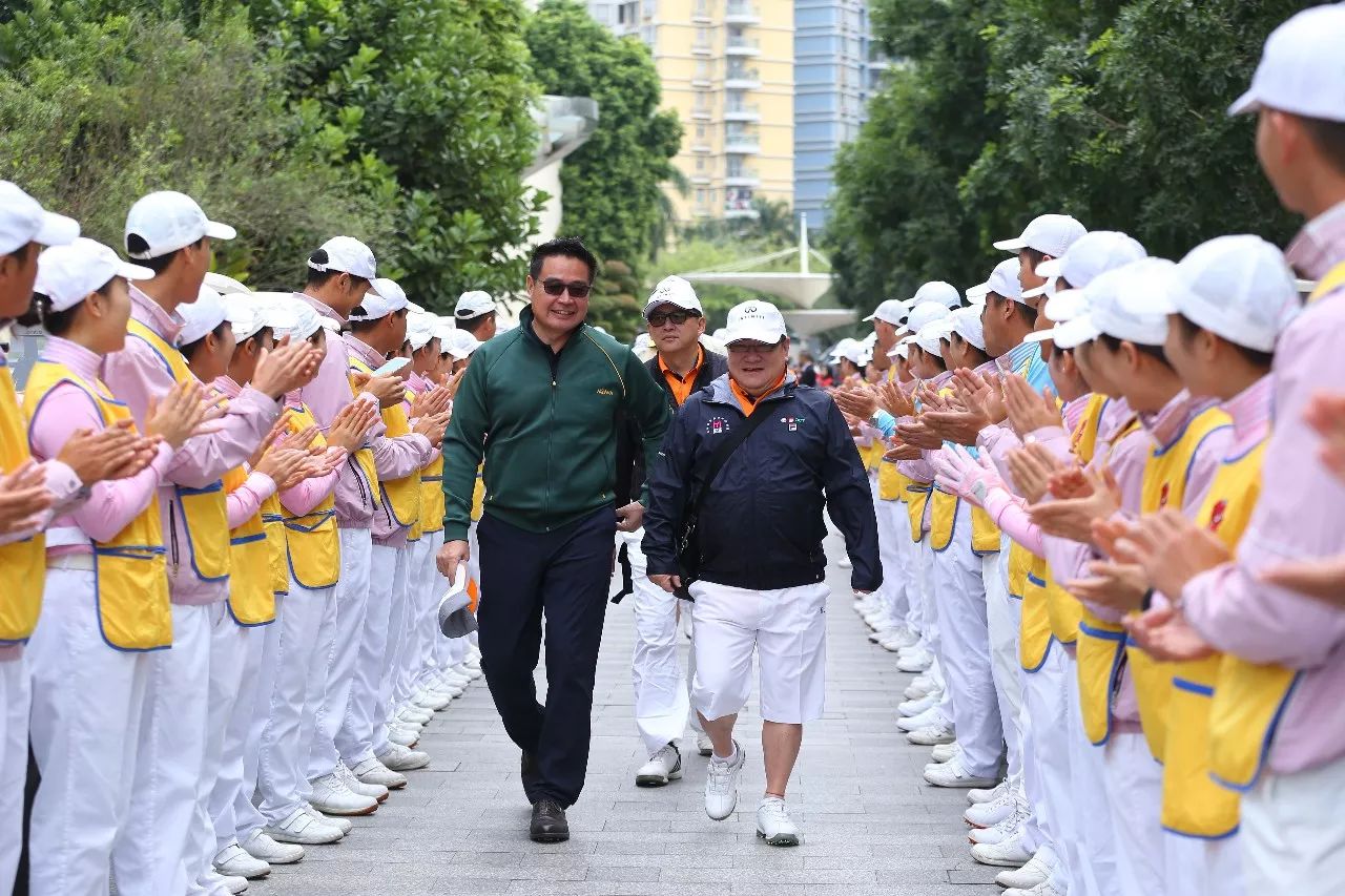 21日上午,亚明赛发起人黄江在开球仪式上发表了活动宣言,现场众人齐声