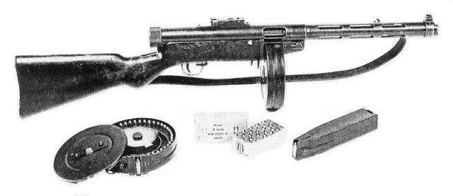 索米冲锋枪是芬兰在1929年开始设计的,该枪的原型就是m26冲锋枪,当时
