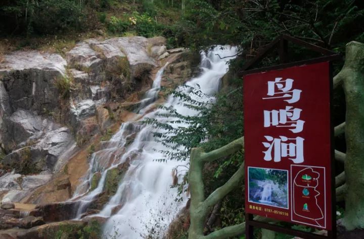 主要景点有齐云山,鹰盘山,光菇山,五指峰大峡谷漂流,温泉,盘古仙寺