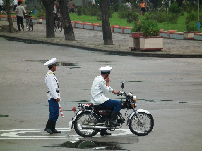 实拍:朝鲜也有男交警,形象真心不咋地