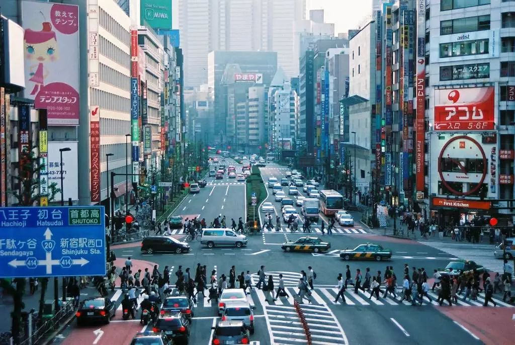 日本  东京都新宿大街 新宿购物街包括120家商店,有购物中心,书店