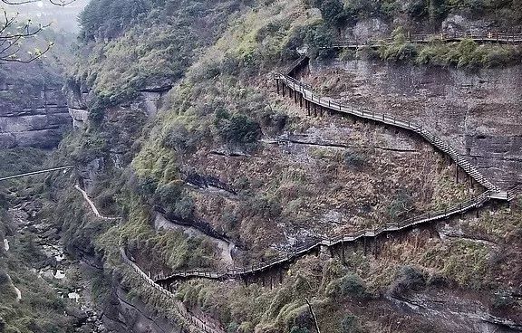 秦岭栈道| 自古以来,巴蜀地区就因据守天险,难以与外界沟通.