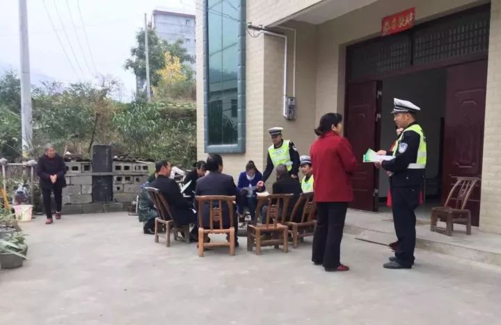 旬阳交警蜀河中队:开展冬季交通安全宣传攻势战