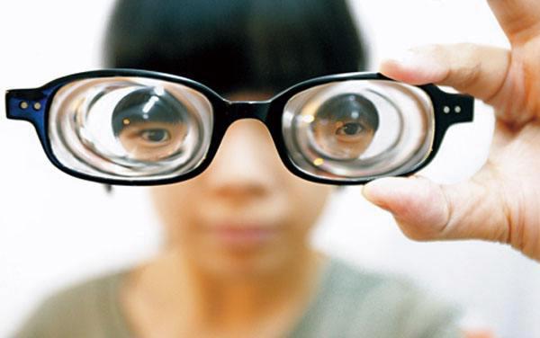 误戴过低过高度数眼镜 要区分真假近视 眼睛"看起来,会变形,眼球变突