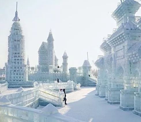 这座冰雪构成的城市仿佛一颗明珠,绚烂在祖国的东北面,中国古老文化