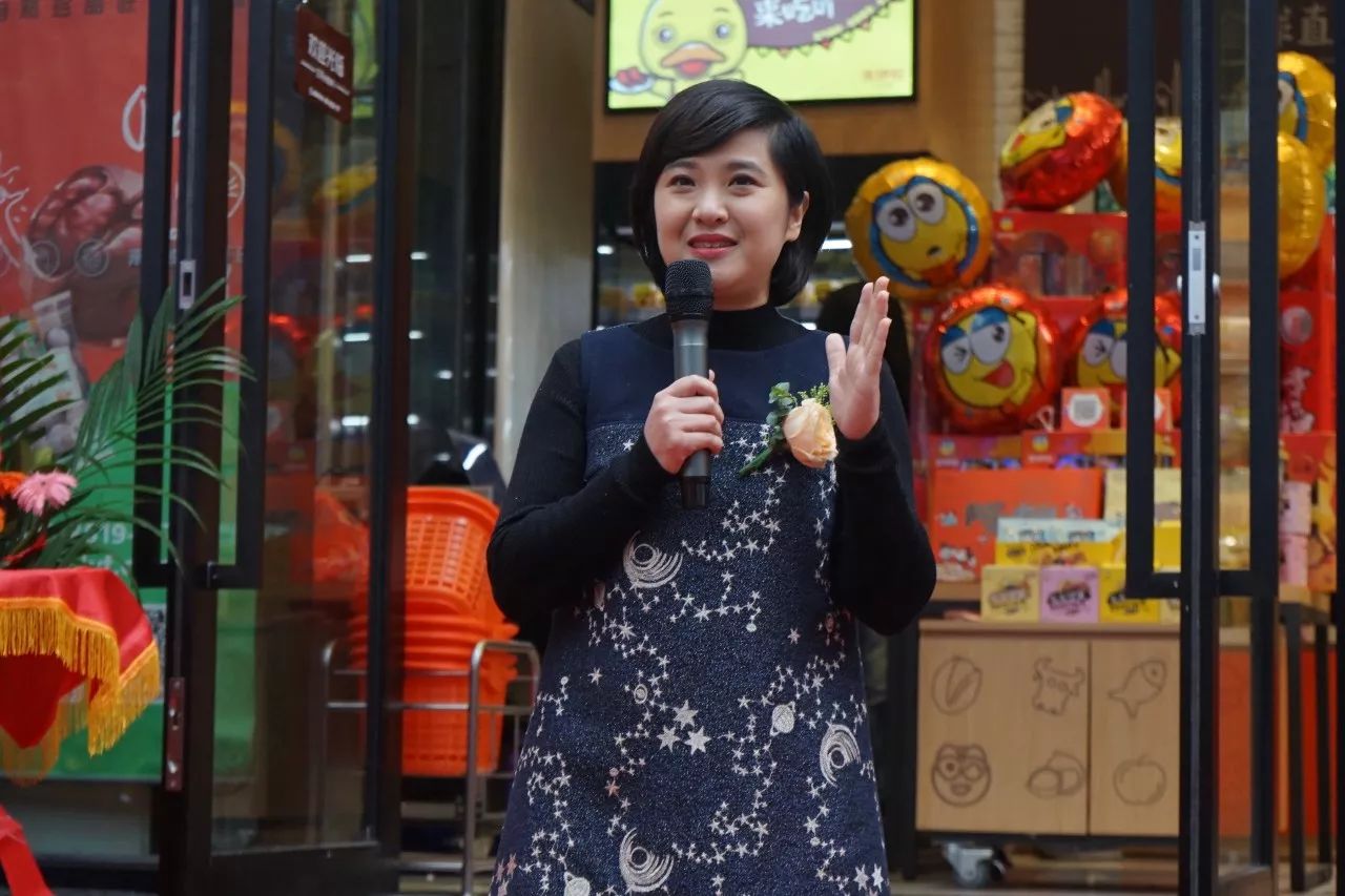 重庆空降一家爆款零食铺!好吃狗把