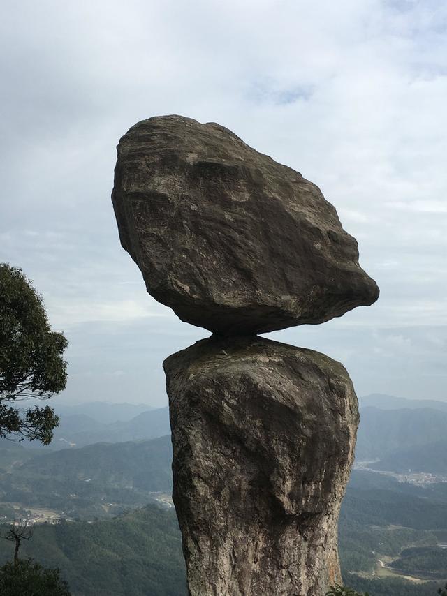 仙游菜溪岩:独立风雨中的心动石