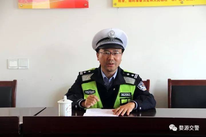 确保群众平安出行,近日,婺源县公安局交警大队法宣科联合赋春中队深入