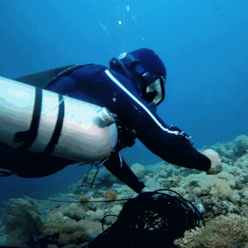 潜水黑科技:在水下做直播,潜水员还与网友语音互怼!