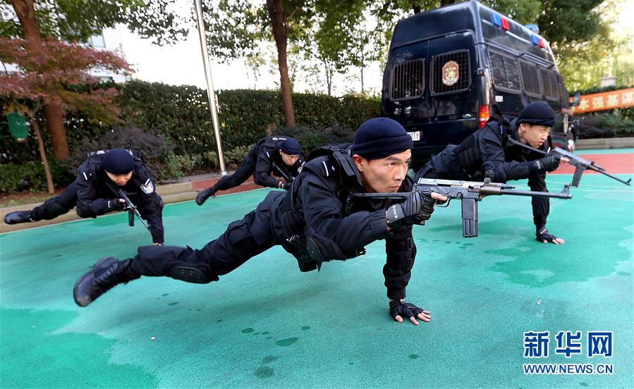 1/ 12 11月24日,上海虹口公安分局特警支队"虹剑"突击队的队员们练习