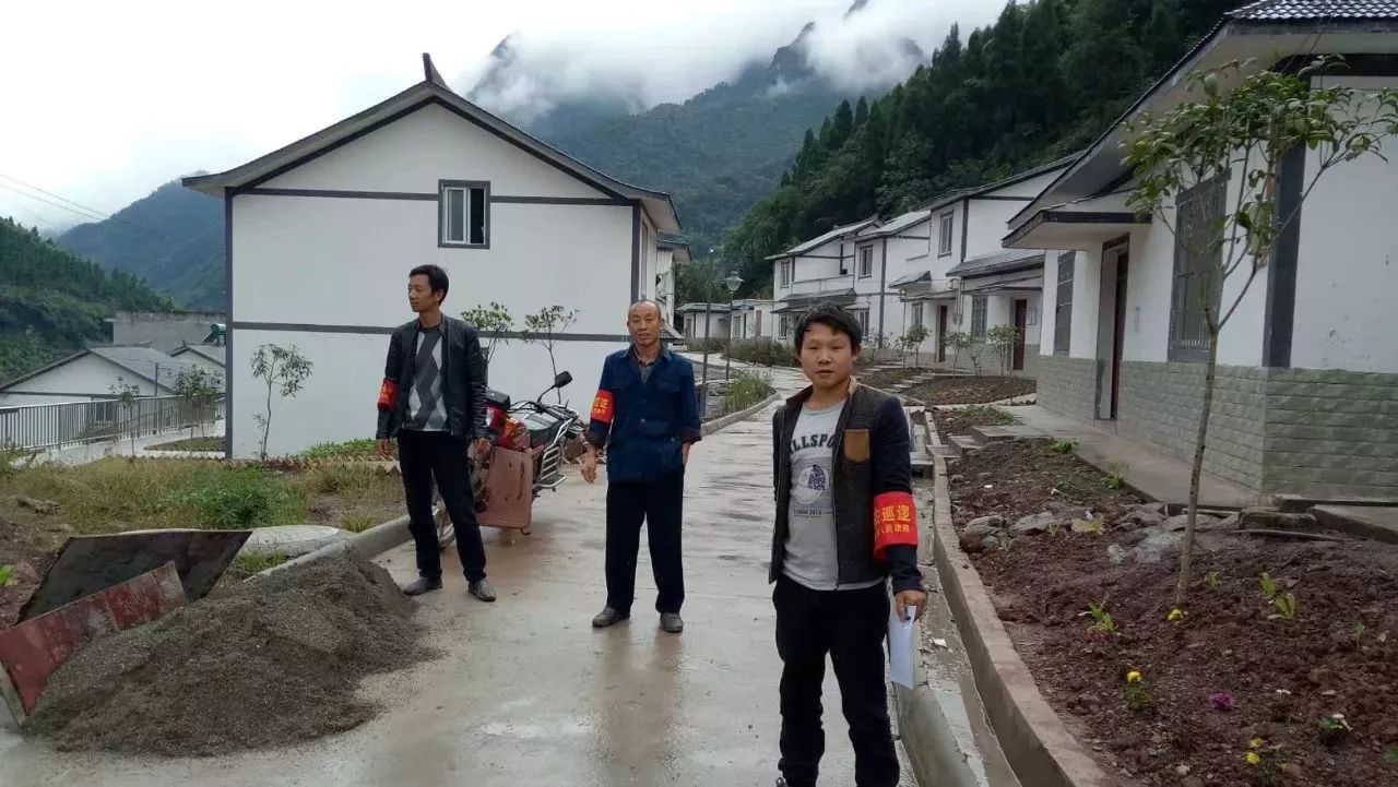 龙山镇龙山街社区"红袖标"巡逻队15号.马蹄镇社区"红袖标"巡逻队16号.