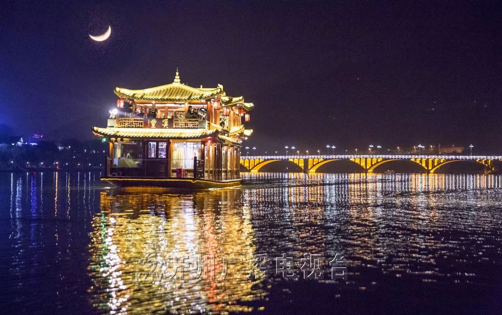 画舫夜航至风雨廊桥须返航,美不胜收的开州夜景,让客人们兴致盎然