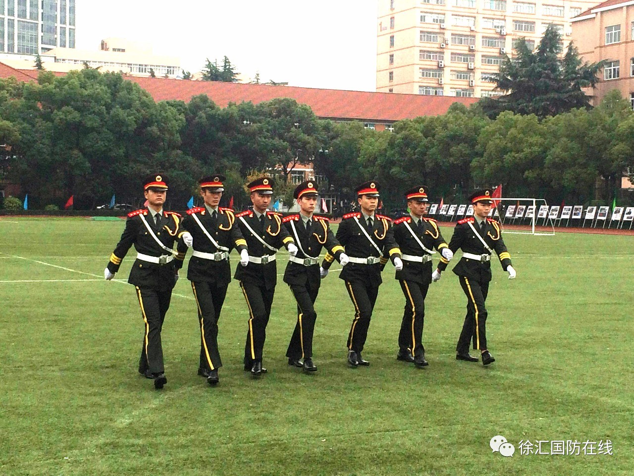 上海商学院武装青年团代表队在首届上海杯大学生国旗班升国旗暨军事