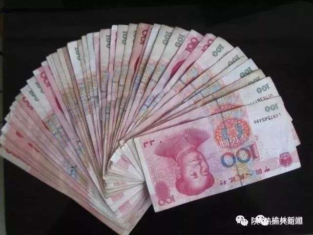 当孙某某拿着失而复得的银行卡和现金时,激动的无法用语言表达,拉着