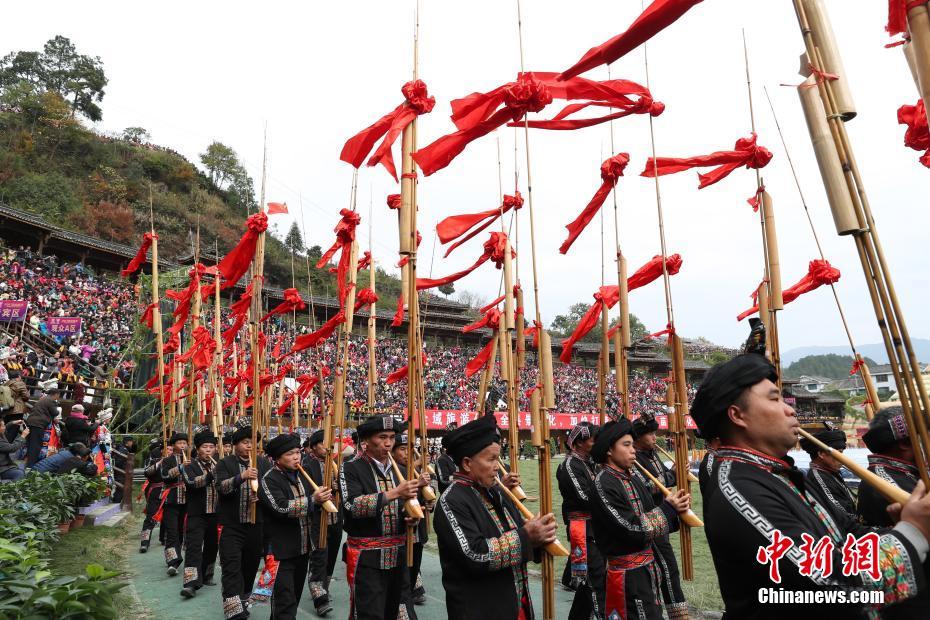 贵州雷山苗族民众盛装巡游庆苗年