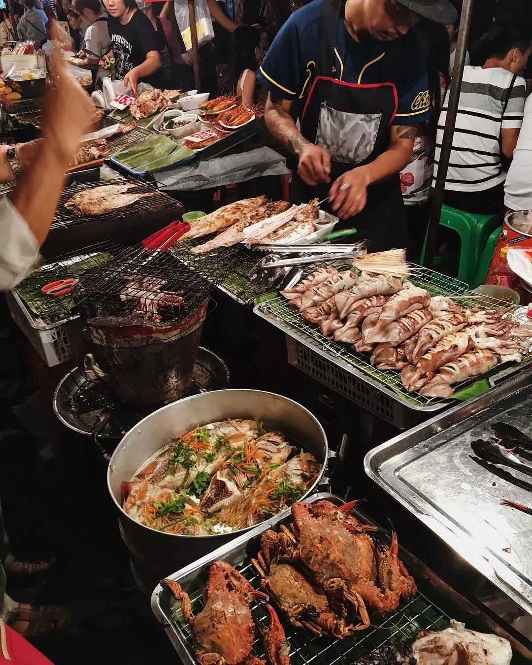 mai gate market),这里上午是农贸市集,傍晚变身热闹的美食夜市