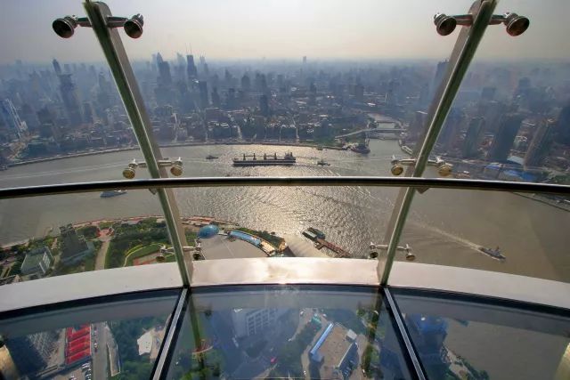 从 东方明珠广播电视塔的观景台上360°全透明俯瞰上海,蔚为壮观.