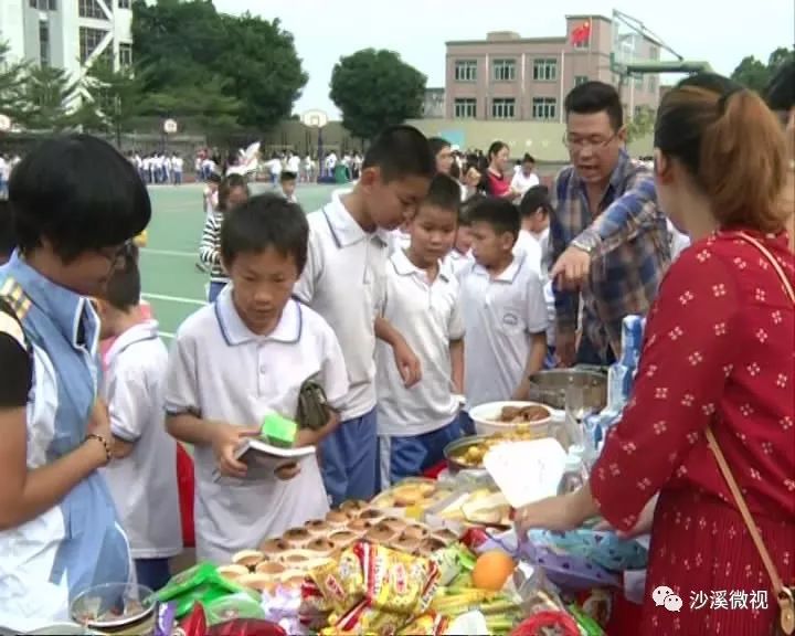 在康乐小学的运动场上,叫卖气氛浓厚,颇有一番"闹市"风味.