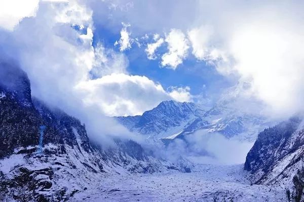 世界上冰川大都位于海拔较高处,然而在海螺沟海拔较低处,就能望见冰川