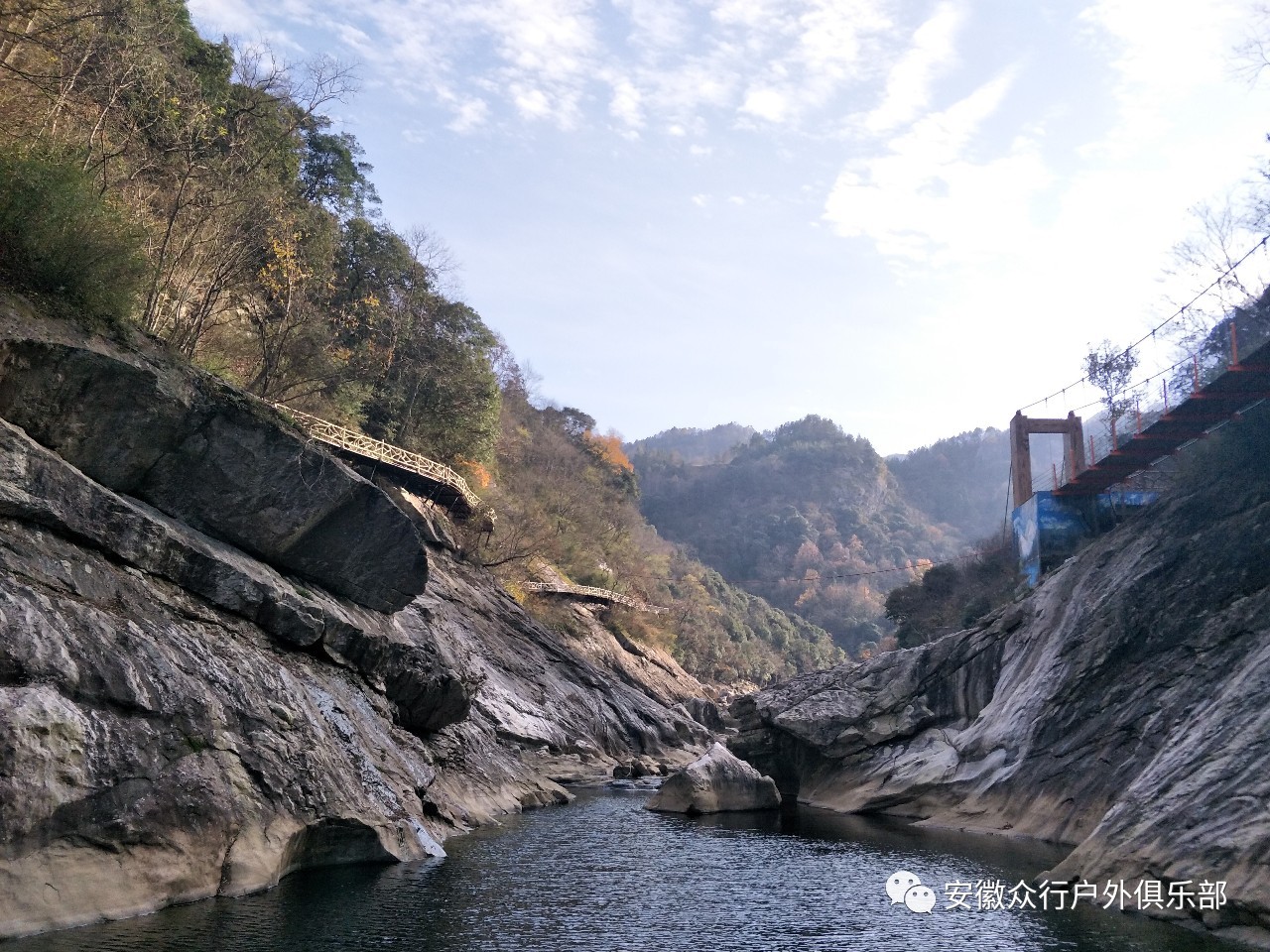 峡谷位于大别山红色革命老区-全国第二大将军县金寨县的燕子河镇境内