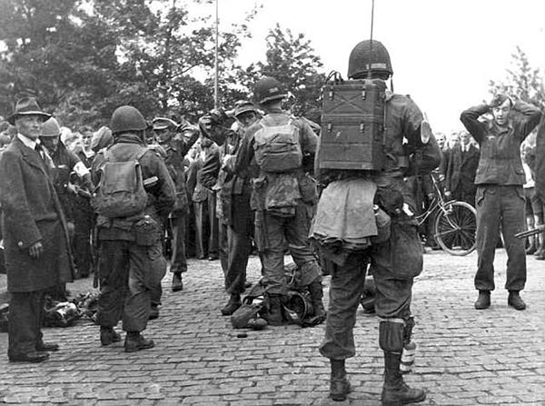 历史 正文  其实在二战初期,荷兰人最早开始了战争动员(德国入侵波兰