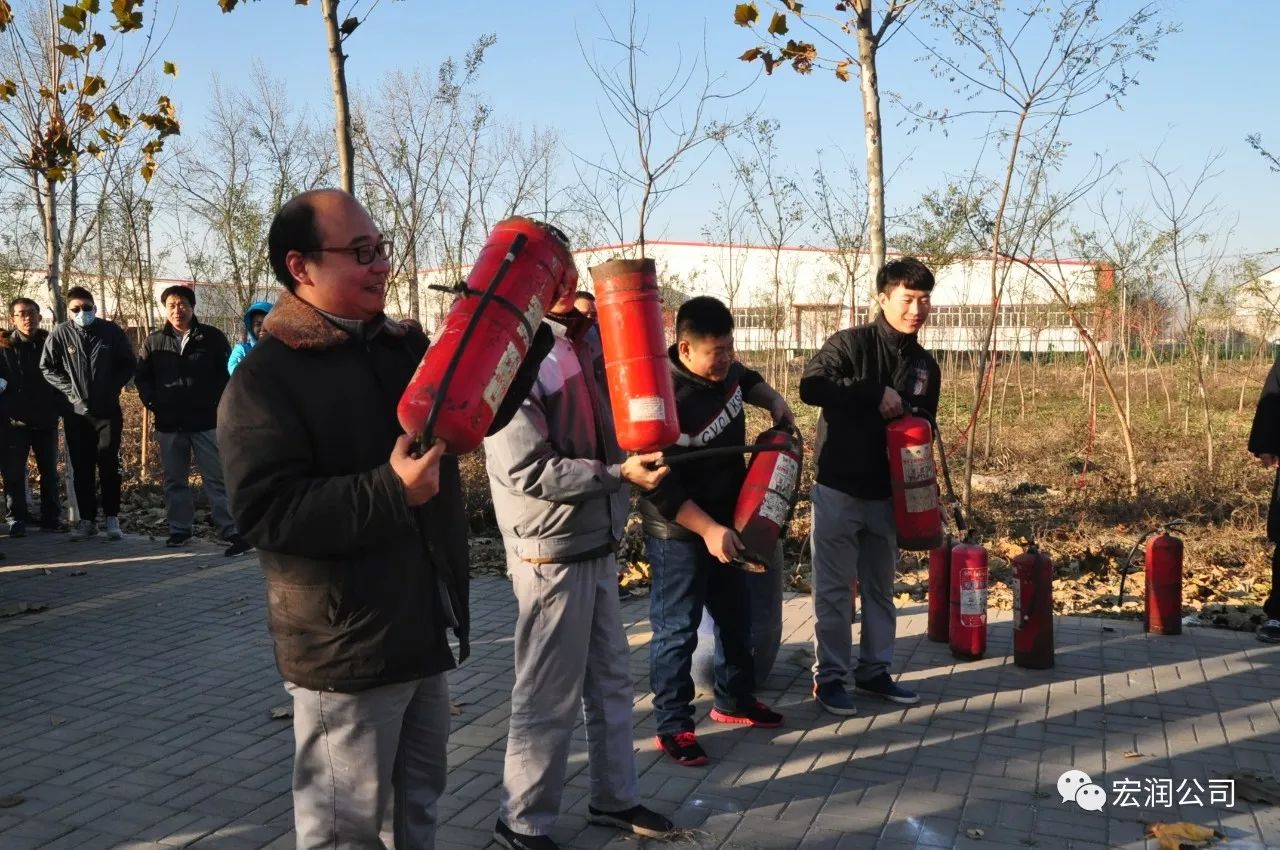 员工摇匀灭火器干粉