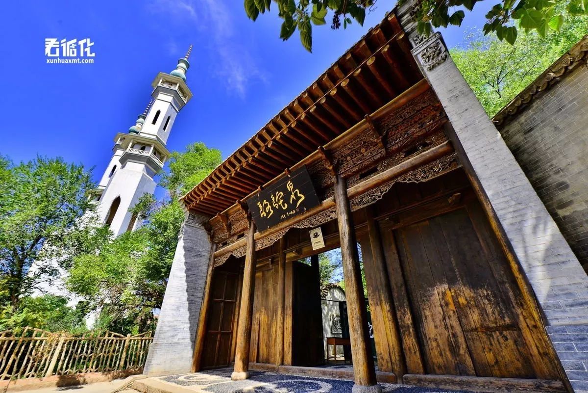 青海海东市循化县。到骆驼泉一眼看到的典型清真寺建筑|骆驼泉|古兰经|青海_新浪新闻