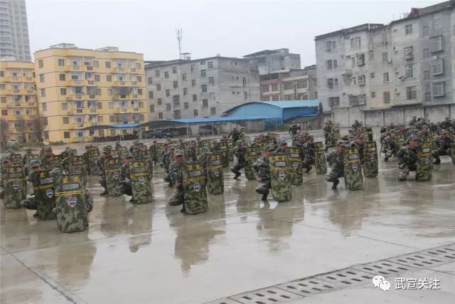 武宣民兵雨中训练!各种角度,各种帅!