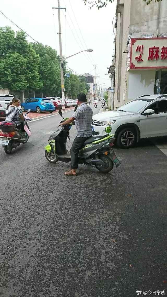 曝光在常熟这个骑电瓶车的男人你出名了大伙看见一次躲一次