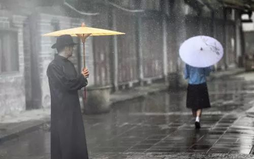 悠长 又寂寥的雨巷, 我希望逢着 一个丁香一样地 结着愁怨的姑娘