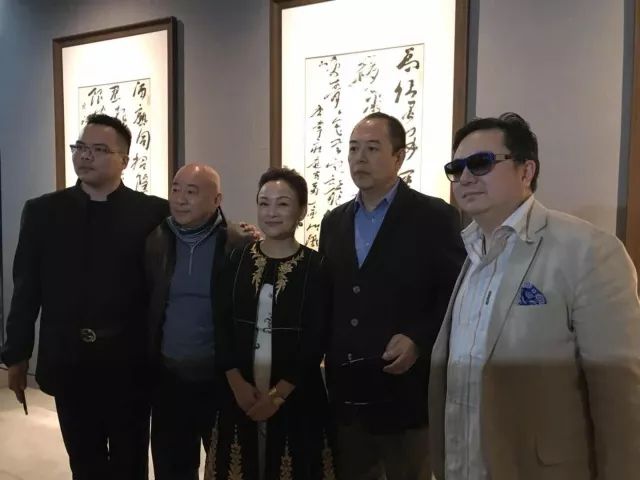 金融中心举行 本次书画展荟集了"三人行—范扬,张铁林,董浩书画展"