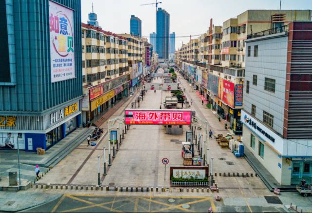 连云区栖霞路步行街位于海棠路中段,海棠路市场南侧.