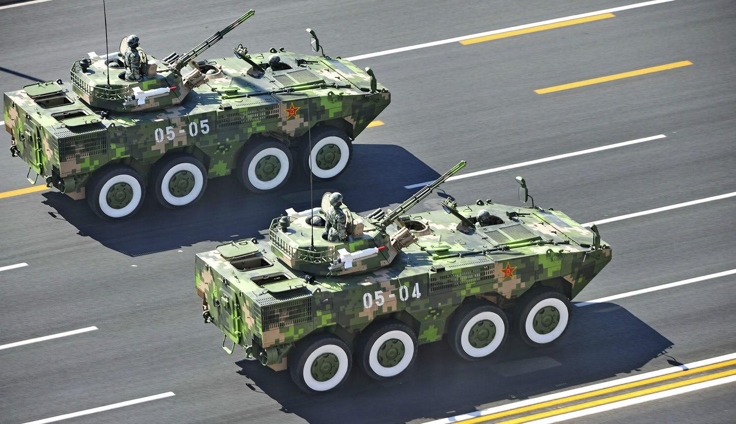 这次实弹演习中的出动的装甲车,为中国8x8装甲车族中的zbl-08型轮式