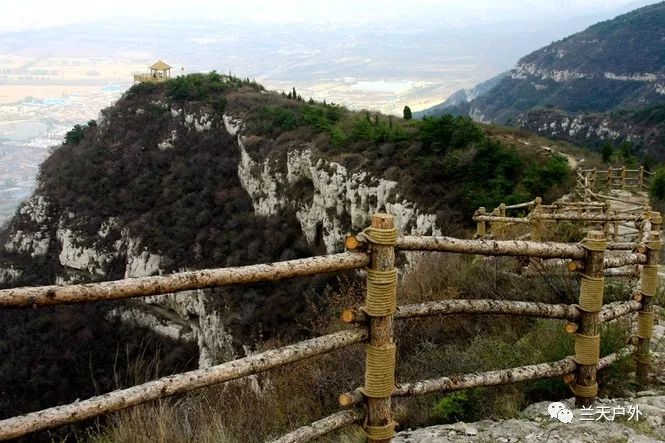 崛围山景区山势磋峨高耸,山峰曲折迂回,上山要弓背环绕而行,古称"屈围