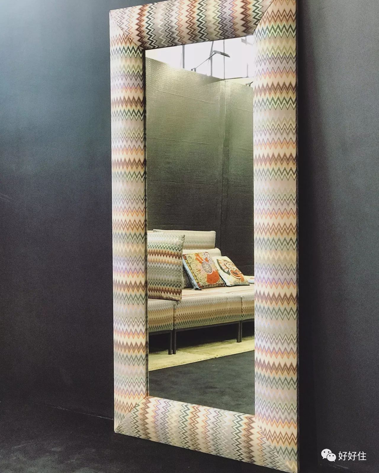 这面 missoni home 的镜子乍看之下好像平平无奇,但仔细看它的边框