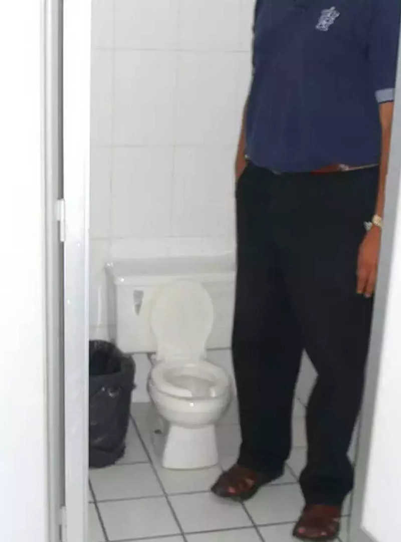 我们不能知道这个厕所的实际大小,又或者这个男人个子太高.